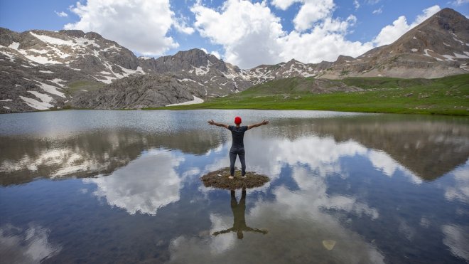 Tunceli'nin buzul göllerini görmek için 3 bin rakımlı bölgeye tırmanıyorlar