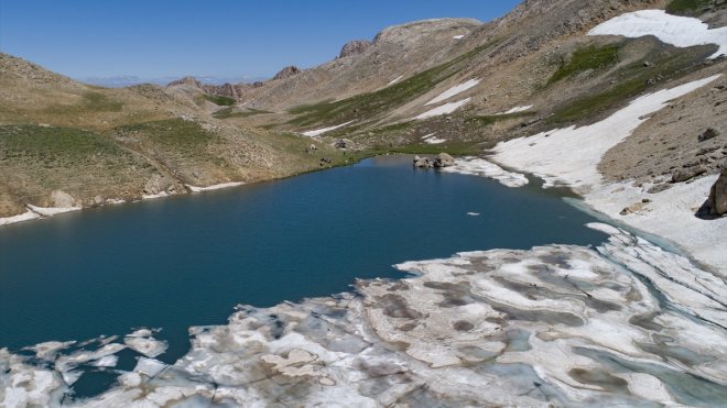 Tunceli'de yüzeyindeki buzulların eridiği Buyer Gölü'ne geziler başladı