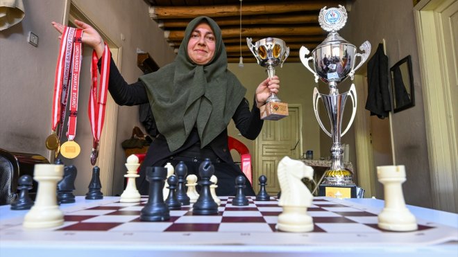 Bahçesaraylı Kadriye Orhan, madalya ve kupalar kazandığı satrancı kardeşlerine de öğretti
