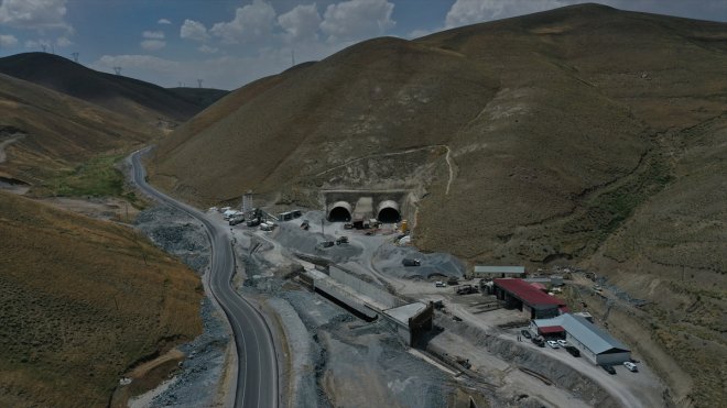 Bakan Uraloğlu, Başkale-Güzeldere Tüneli Işık Görme Töreni'nde konuştu: