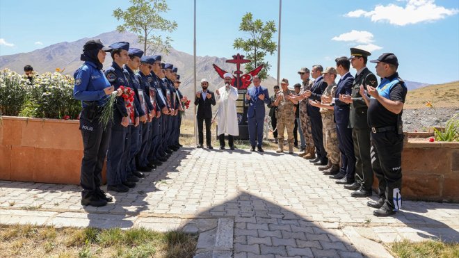 Van'daki uçak kazasında şehit olan 7 emniyet mensubu anıldı