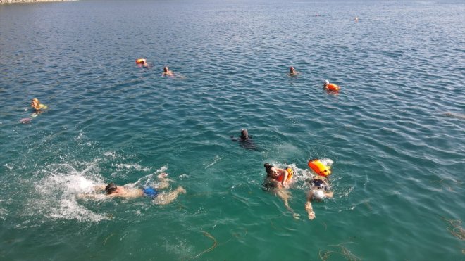 Doğaseverler Türkiye'nin en büyük krater gölü olan Nemrut Krater Gölü'nde yüzdü