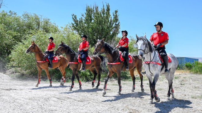 Van Emniyet Müdürlüğü bünyesinde 'atlı polisler' göreve başladı
