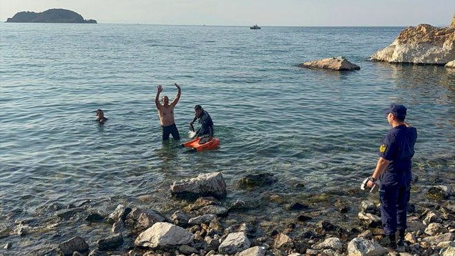 Van Gölü'nde bir kayanın üzerinde mahsur kalan vatandaş uzaktan kumandalı araçla kurtarıldı