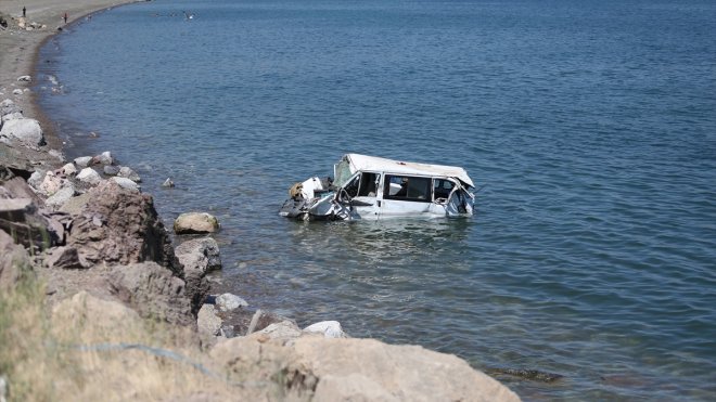 Van Gölü'ne düşen minibüsteki 11 kişi yaralandı