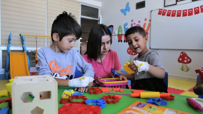 VAN - Hasta çocukların eğitimi hastanede oluşturulan sınıflarda devam ediyor1