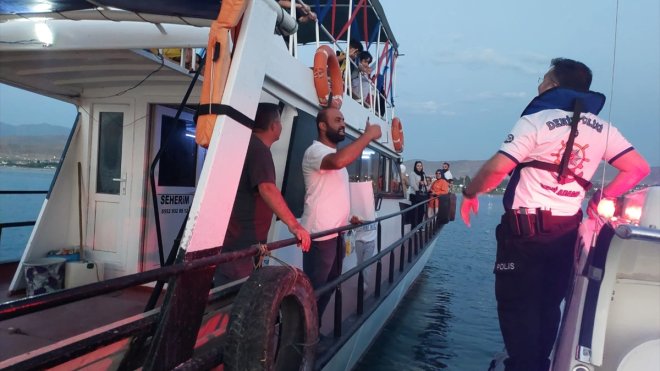 Van polisi 1098 kişiyi boğulmalara karşı bilgilendirdi