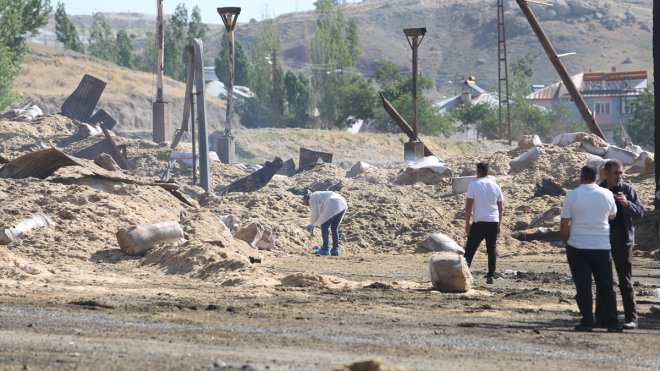 Van'da Samancılar Sitesi'ndeki yangında birçok iş yeri zarar gördü