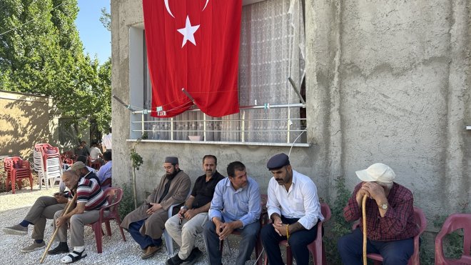 Şehit Piyade Uzman Çavuş Kırmızıkoç'un ailesinin evine Türk Bayrağı asıldı