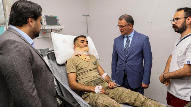 Van Valisi Balcı, trafik kazasında yaralanan askerleri ziyaret etti