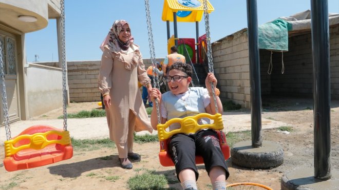 Van'da yürüme engelli çocuk için evinin bahçesine salıncak ve kaydırak kuruldu
