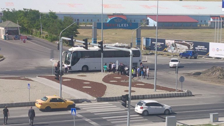 Yolcu otobüsü otomobille çarpıştı; 2 yaralı1