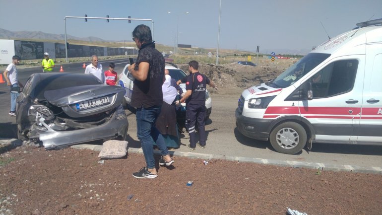 Yolcu otobüsü otomobille çarpıştı; 2 yaralı3