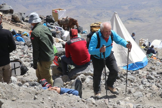 68 ve 64 yaşındaki dağcılar gençlere tırmanışta taş çıkartıyor
