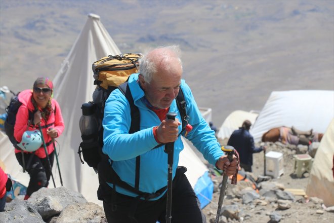 68 tırmanışta AĞRI yaşındaki dağcılar çıkartıyor ve taş - 64 gençlere 2
