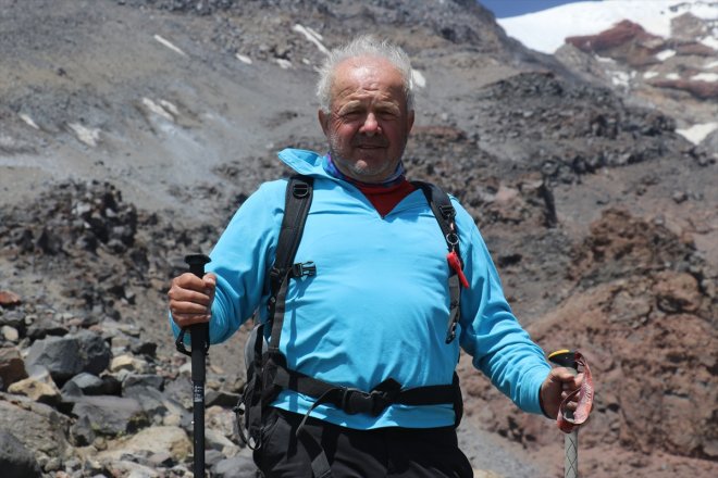 gençlere çıkartıyor taş AĞRI dağcılar ve 64 68 - yaşındaki tırmanışta 4