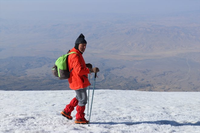 64 dağcılar yaşındaki gençlere çıkartıyor taş 68 AĞRI tırmanışta ve - 10