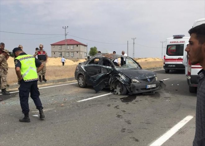 Ağrı'da traktörle otomobil çarpıştı 4 kişi yaralandı