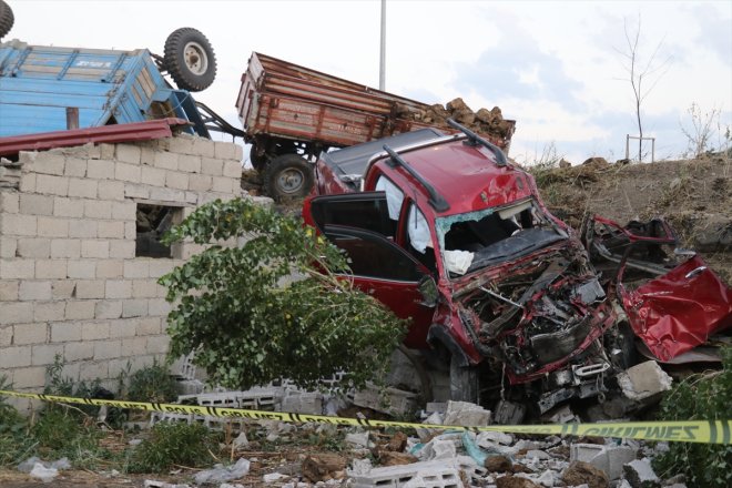 traktörün AĞRI 6 çarpışması ile kişi - yaralandı sonucu Kamyonet 2