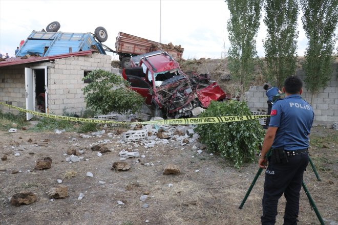 6 çarpışması - sonucu Kamyonet traktörün kişi ile yaralandı AĞRI 3