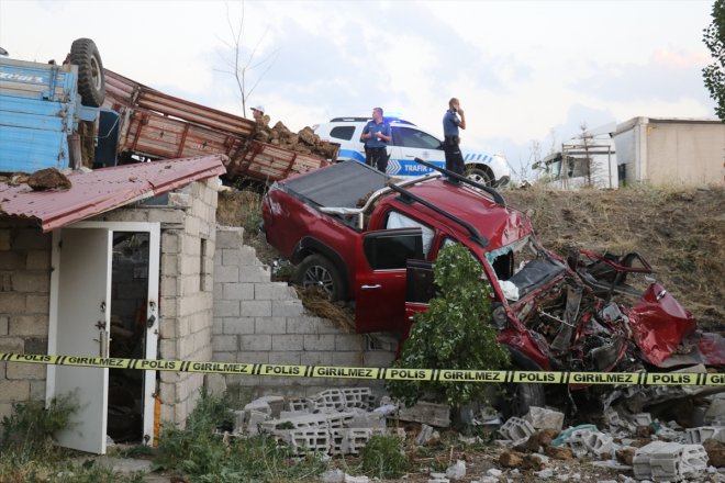 çarpışması AĞRI - ile traktörün sonucu 6 yaralandı Kamyonet kişi 4