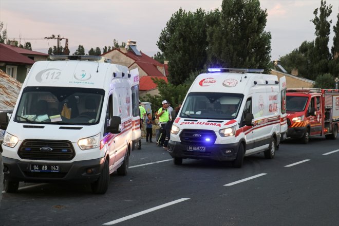 çarpışması traktörün yaralandı AĞRI sonucu - ile 6 Kamyonet kişi 5