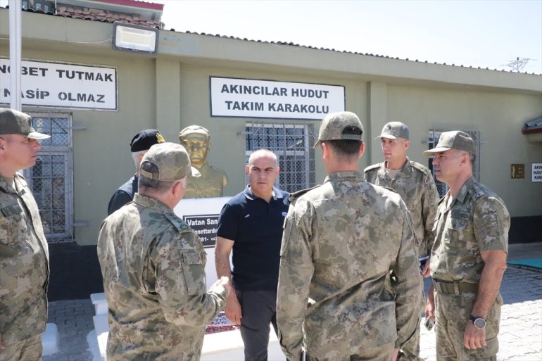 Ağrı Valisi Mustafa Koç, Türkiye-İran sınırındaki birlikleri ziyaret etti1