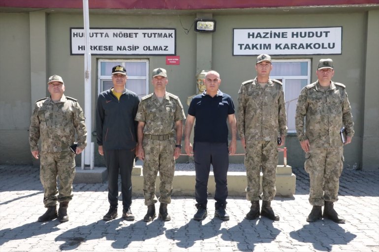 Ağrı Valisi Mustafa Koç, Türkiye-İran sınırındaki birlikleri ziyaret etti2