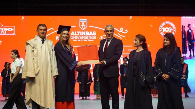 Altınbaş Üniversitesi'nde mezuniyet heyecanı