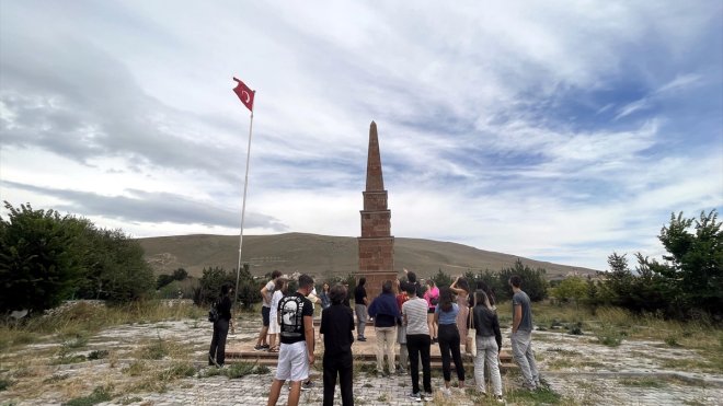 Yabancı gençlere Ardahan'ın tarihi ve turistik yerleri tanıtılıyor