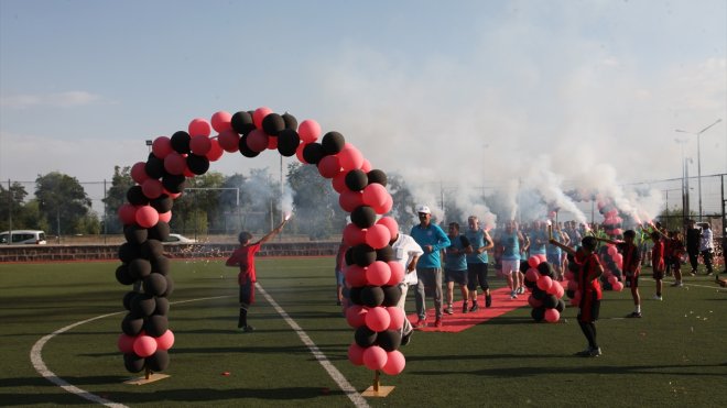 Ahlat'ta eski amatör futbolcular yeşil sahada buluştu