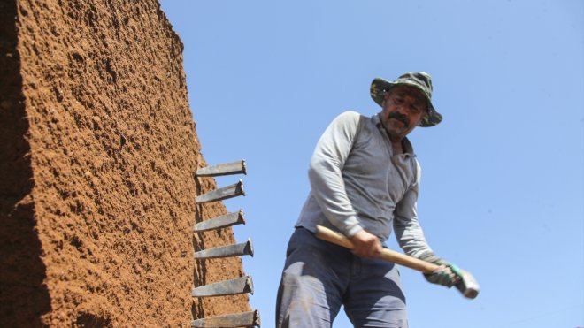 Ahlat'taki taş ocaklarında işçiler, sıcak havada saatlerce balyoz sallıyor