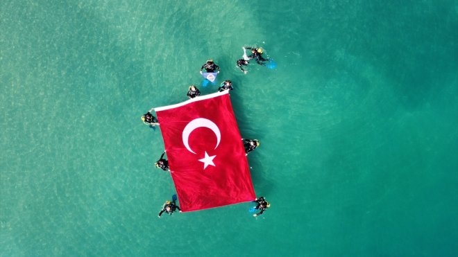 Dalgıçlar Van Gölü'nde Türk bayrağı açtı