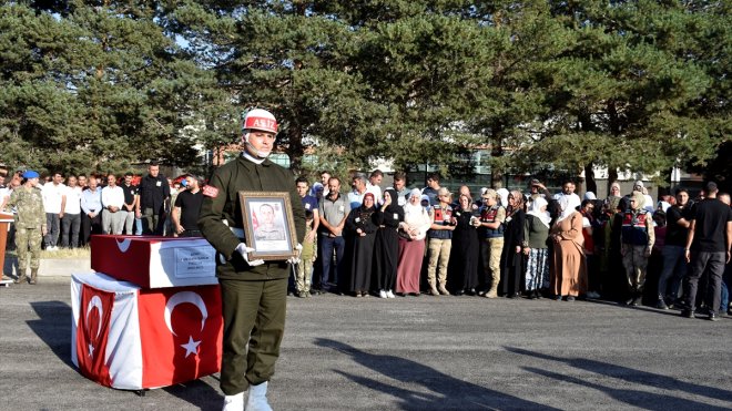 BİTLİS - Şehit Piyade Sözleşmeli Er Bünyamin Barlık, son yolculuğuna uğurlandı (2)1