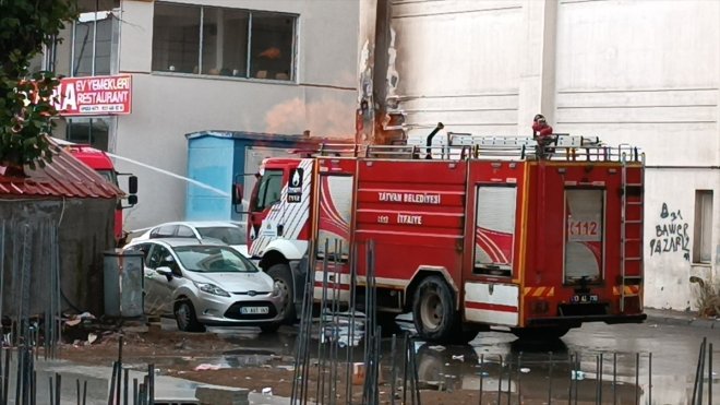 Bitlis'te alışveriş merkezinde çıkan yangın söndürüldü