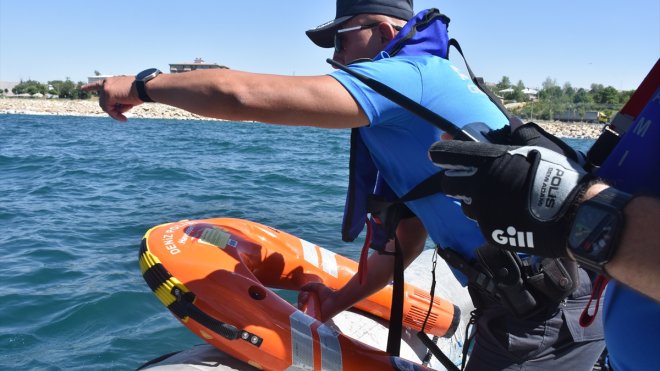 Deniz polisleri 'Van Denizi'nde boğulmaları önlemek için devriye atıyor
