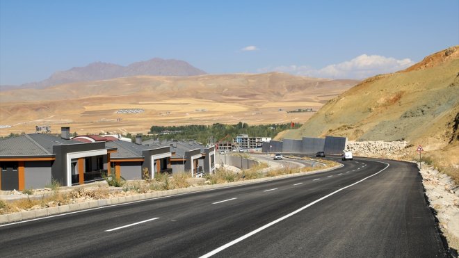 Edremit TOKİ yolu onarılarak araç geçişlerine açıldı1