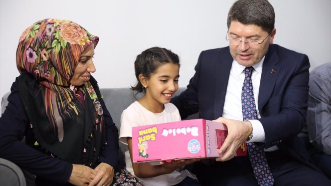 Adalet Bakanı Tunç, Sivrice depreminde evi yıkılan aileyi ziyaret etti