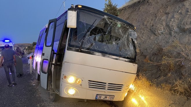 Elazığ'da yoldan çıkarak, su tahliye kanalına giren midibüsteki 13 kişi yaralandı