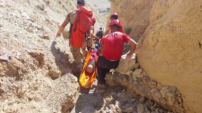 Erzincan'da arazide araştırma yaptığı sırada kayalıklardan düşen mühendis helikopterle kurtarıldı
