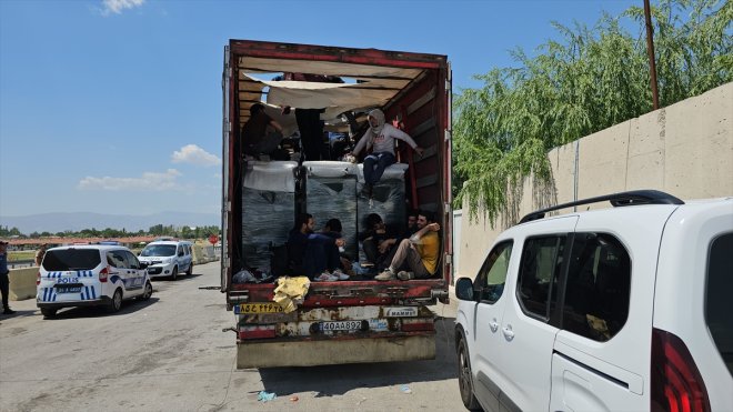 Erzincan'da tır dorsesinde 64 düzensiz göçmen yakalandı