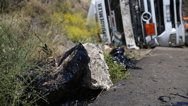 Erzincan'da devrilen zift yüklü tankerin sürücüsü yaralandı