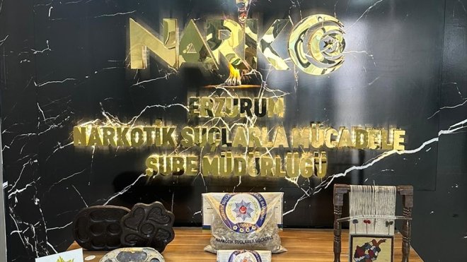 Erzurum'da ahşap süs eşyalarında uyuşturucu taşıyan 2 zanlı tutuklandı