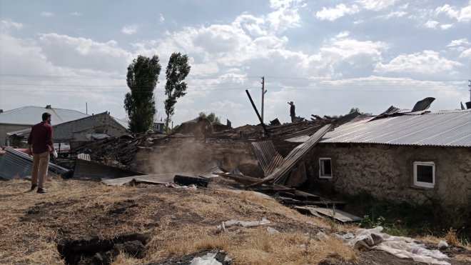 Erzurum'da çıkan yangında 3 ev, ahır ve kiler zarar gördü