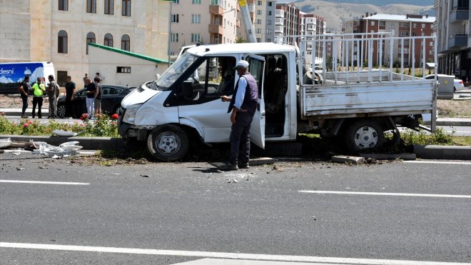 Erzurum'da kamyonetle otomobil çarpıştı, 2 kişi yaralandı