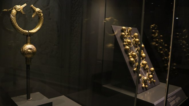Malazgirt'te bulunan 'çift başlı ejder' işlemeli altın kaplama tuğ ilk kez sergilendi