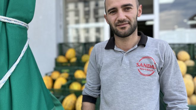 Erzurum'da manav çalışanı şiddetli rüzgarda havalanan şemsiye ile sürüklendi