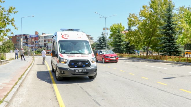 Erzurum'da otomobilin çarptığı kadın ağır yaralandı
