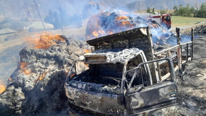 HAKKARİ - Çıkan yangında kamyonet ve 600 bağ ot yandı1
