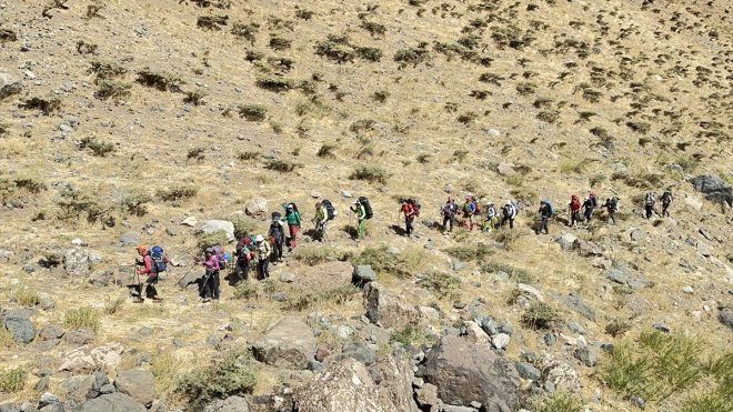 Hakkari'de 34 dağcı Uludoruk'ta zirve yaptı